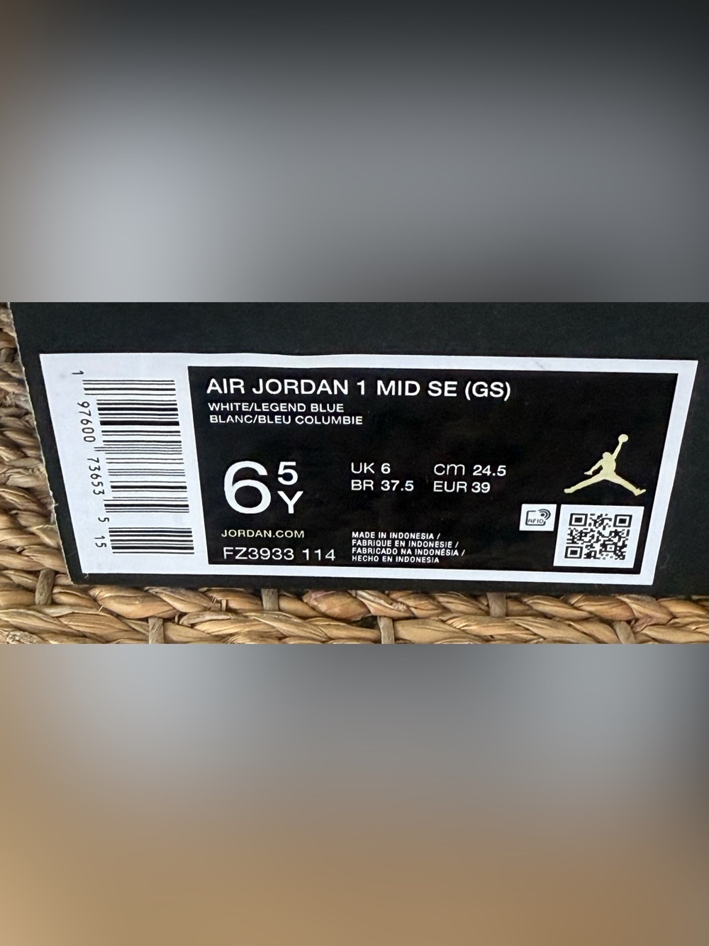 NEW Nike Air Jordan 1 Mid SE GS Legend Blue & White Size 6.5 Youth - Picture 2 of 3